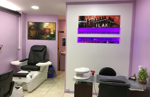 Intérieur du salon Jessica Salon de Beauté Indienne, fauteuils de manucure sous des miroirs cerclés de LED