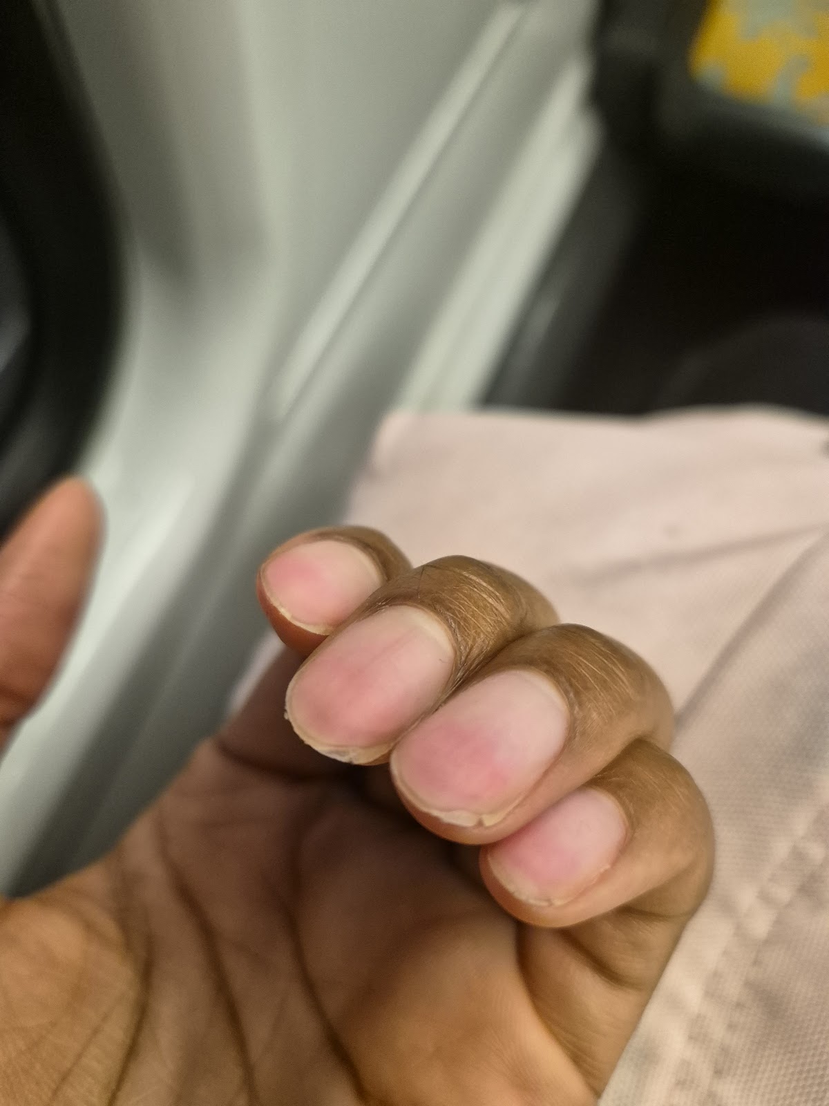 Gros plan sur une manucure vernis rose naturel