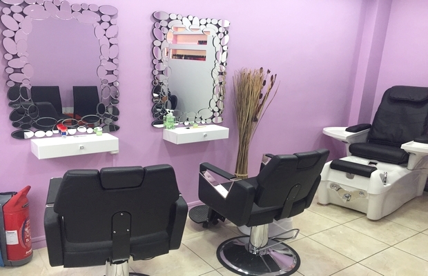 Miroir du salon cerclé de LED blanc sur un mur rose