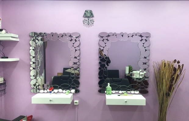 Deux miroirs du salon cerclés de LED blanc et noir